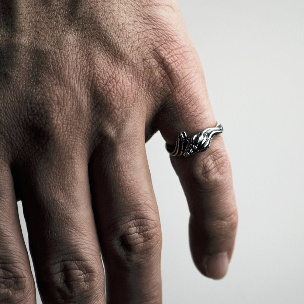 LATIRUS SHELL RING - Macabre Gadgets Store