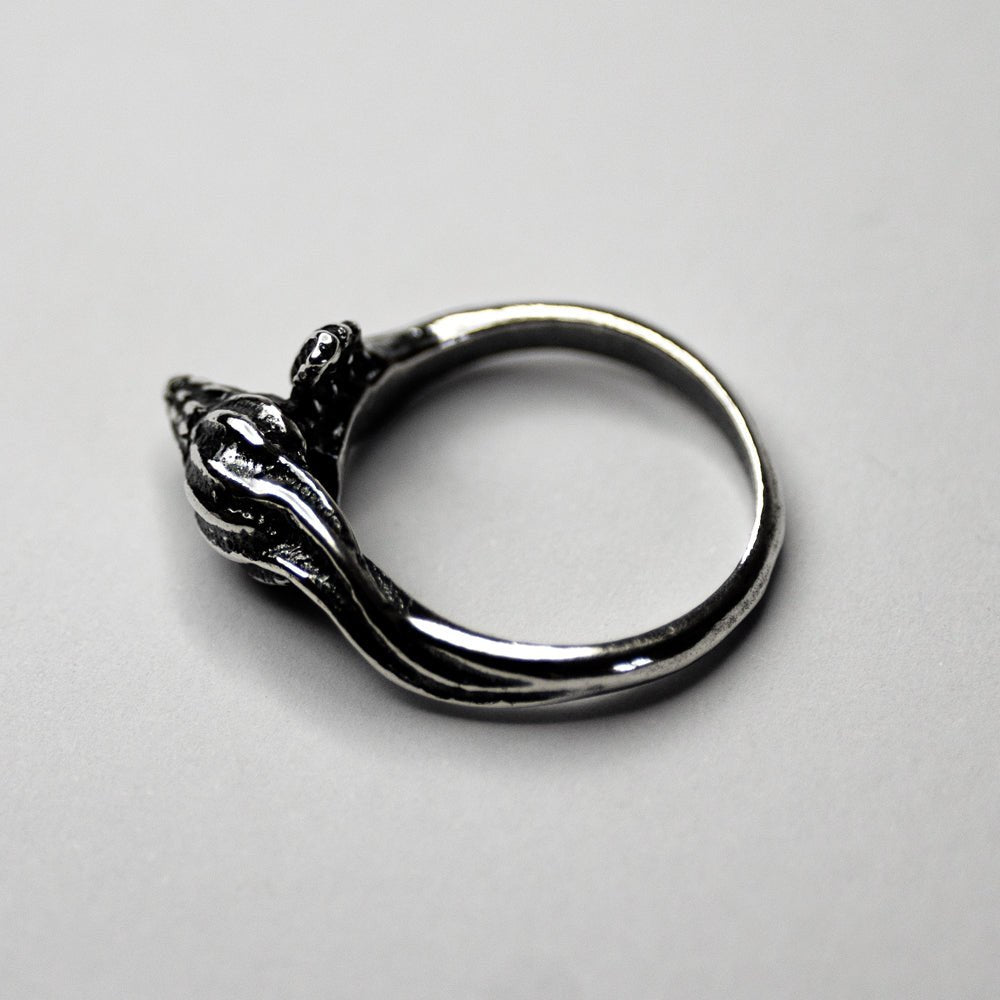 LATIRUS SHELL RING - Macabre Gadgets Store