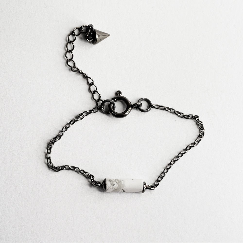 Marble Bracelet - silver variant - clear product picture on a white surface, howlite bead, lobster clasp and anchor chain are clearly visible