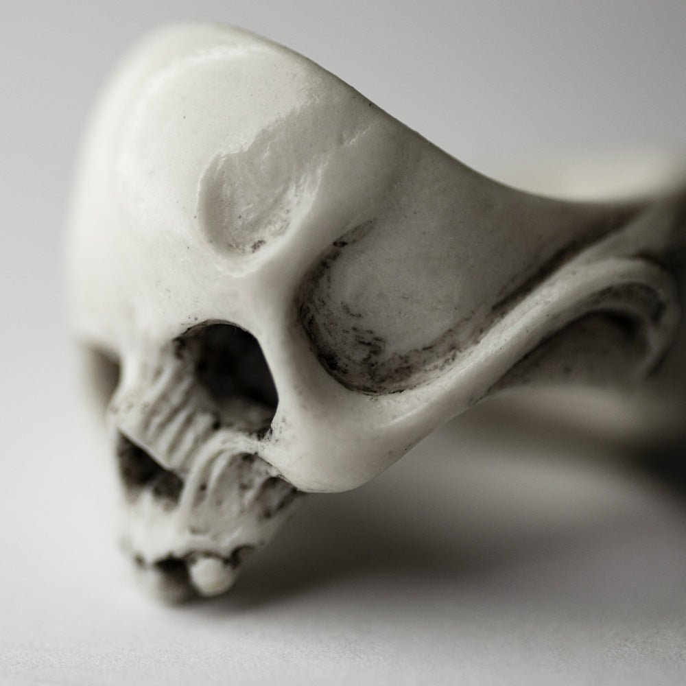 MARBLE SKULL RING - Macabre Gadgets Store