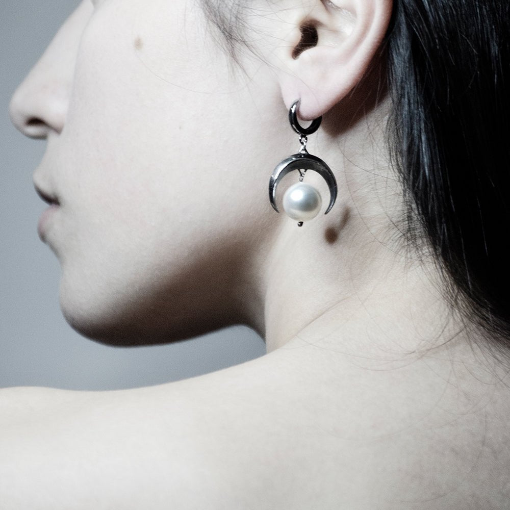 MOON EARRING - Macabre Gadgets Store