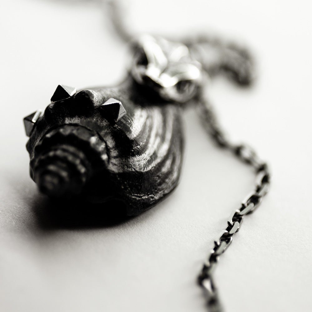SEA SNAKE PENDANT - Macabre Gadgets Store