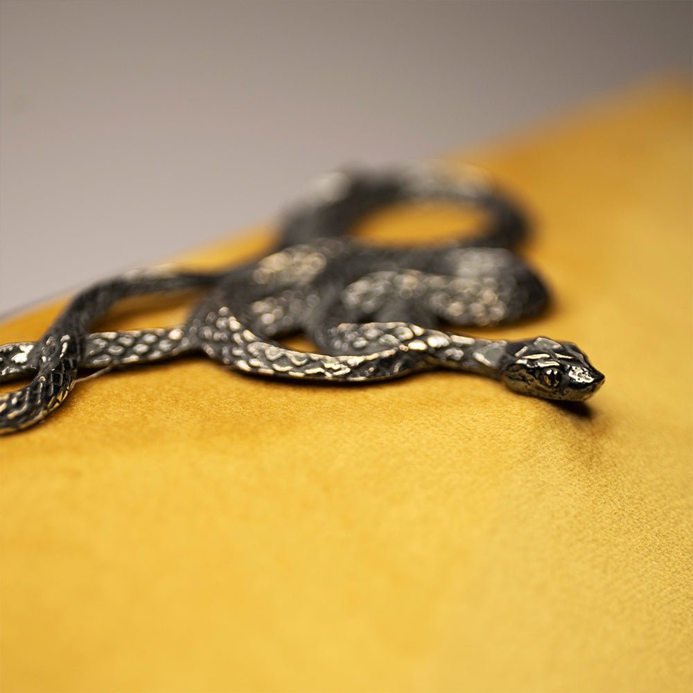 SERPENT CLUTCH - Macabre Gadgets Store