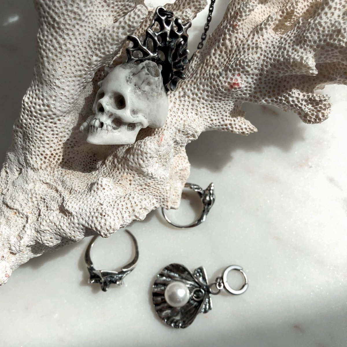 SILVER SHELL EARRING - Macabre Gadgets Store