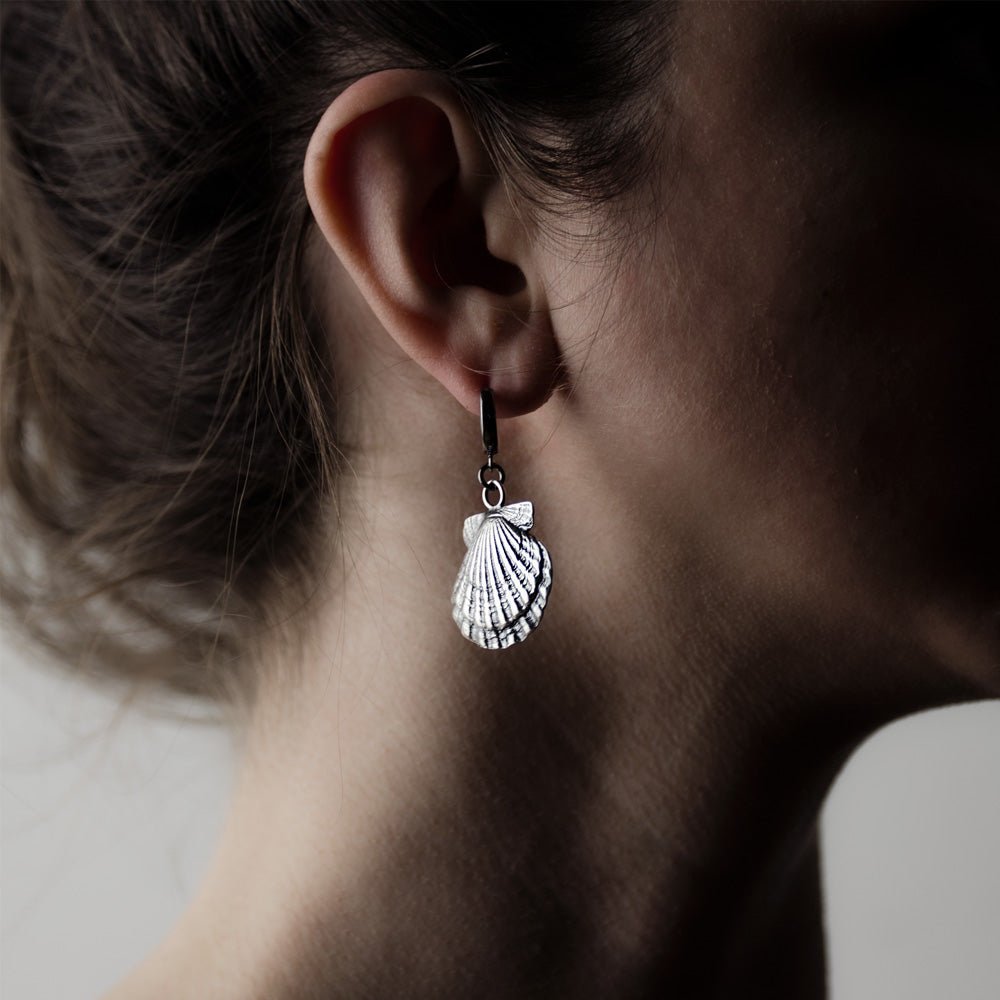 SILVER SHELL EARRING - Macabre Gadgets Store