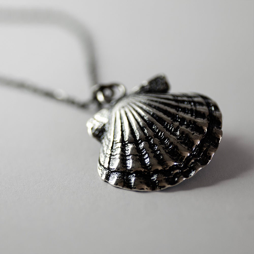 SILVER SHELL PENDANT - Macabre Gadgets Store