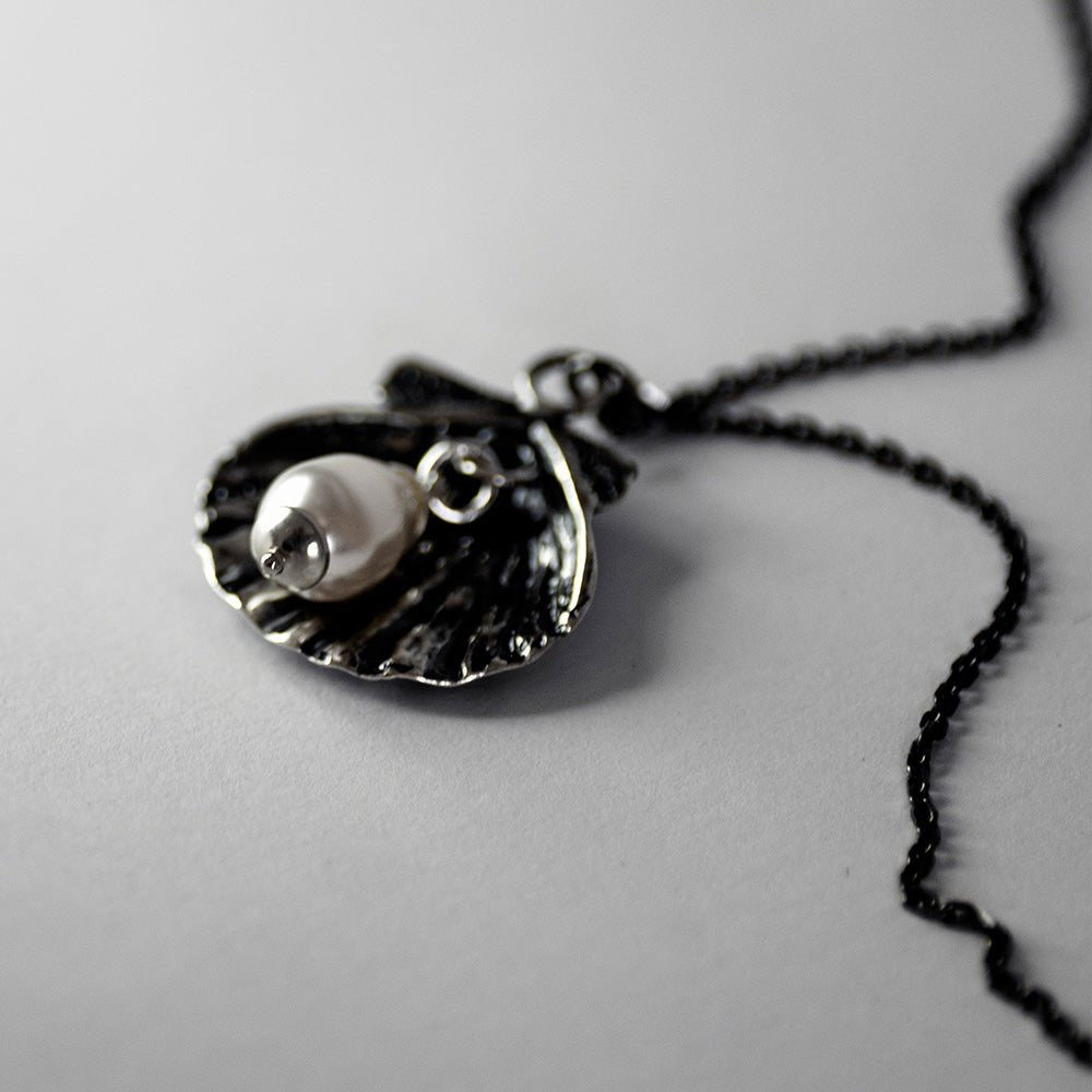 SILVER SHELL PENDANT - Macabre Gadgets Store