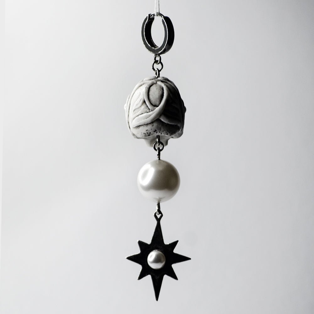 SKULL&STAR EARRING - Macabre Gadgets Store