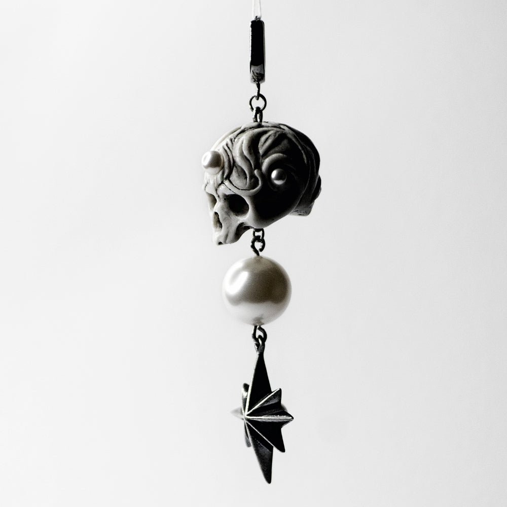 SKULL&STAR EARRING - Macabre Gadgets Store