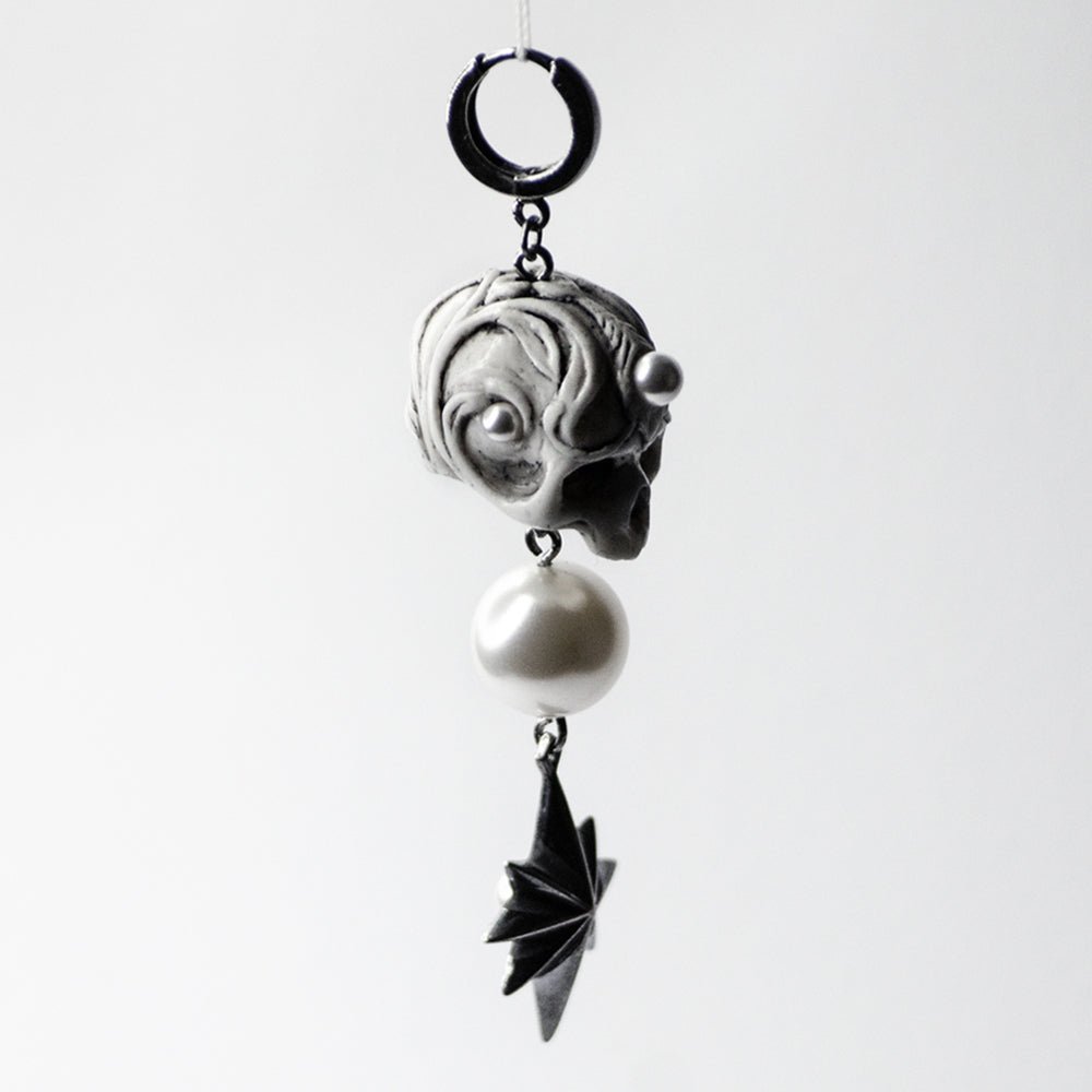 SKULL&STAR EARRING - Macabre Gadgets Store