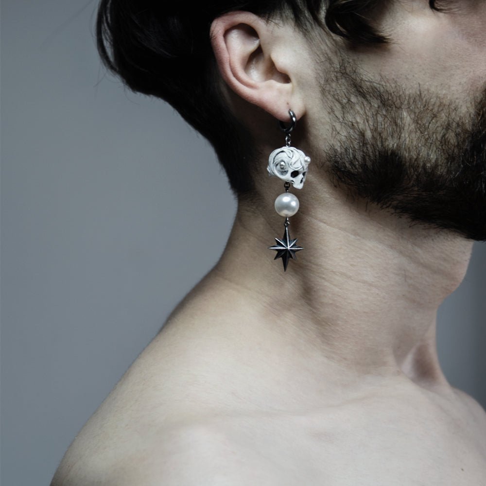 SKULL&STAR EARRING - Macabre Gadgets Store