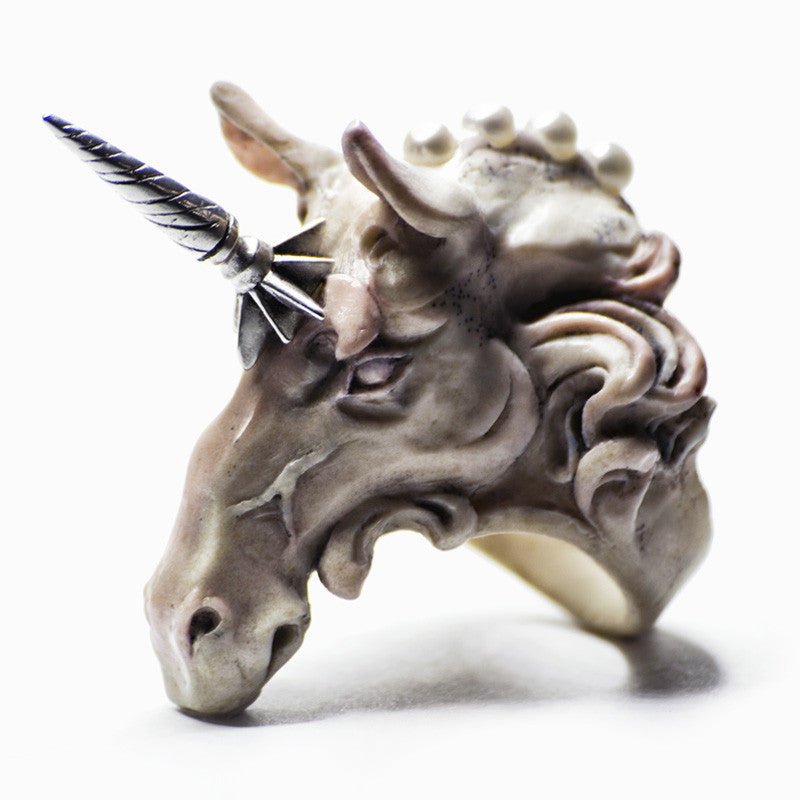 BLACK LICORNE RING - Macabre Gadgets